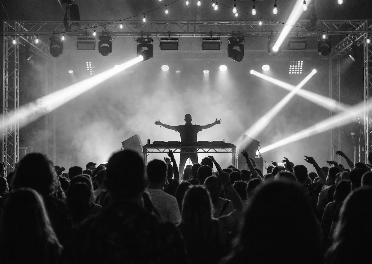 Image d'un club avec une foule animée, illustrant l'énergie de la vie nocturne